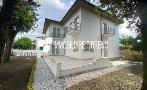 Villa in Marina di Massa Centro, Massa, Italien 1