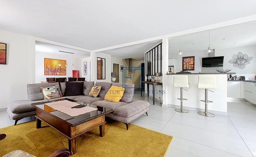 House in Le Mesnil-Saint-Denis, Ile-de-France, France 1