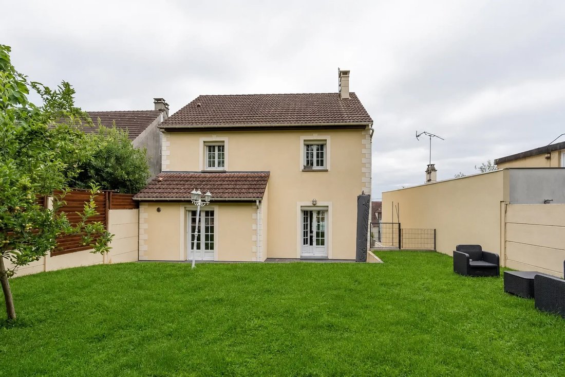House in Arrondissement of Bobigny, Ile-de-France, France 1 - 18880297