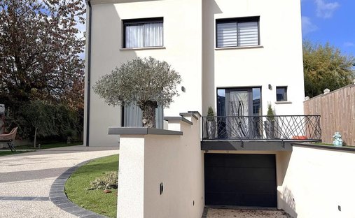 House in Les Clayes-sous-Bois, Ile-de-France, France 1