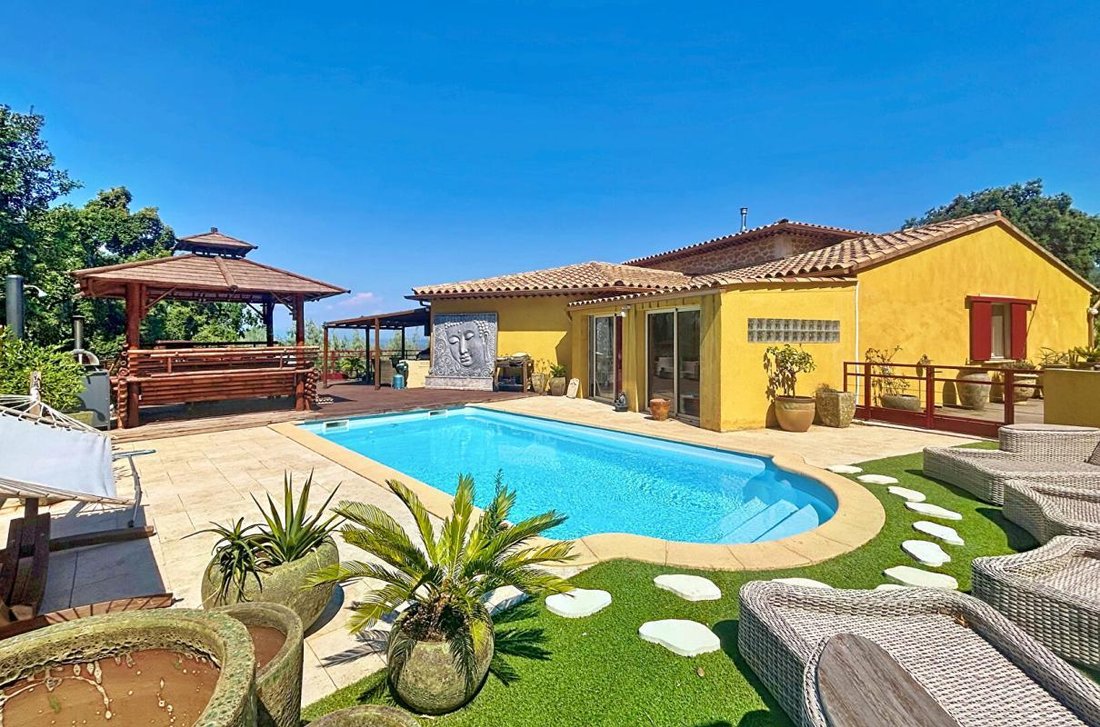 Villa in Les Mayons, Provence-Alpes-Côte d'Azur, France 2 - 18882576