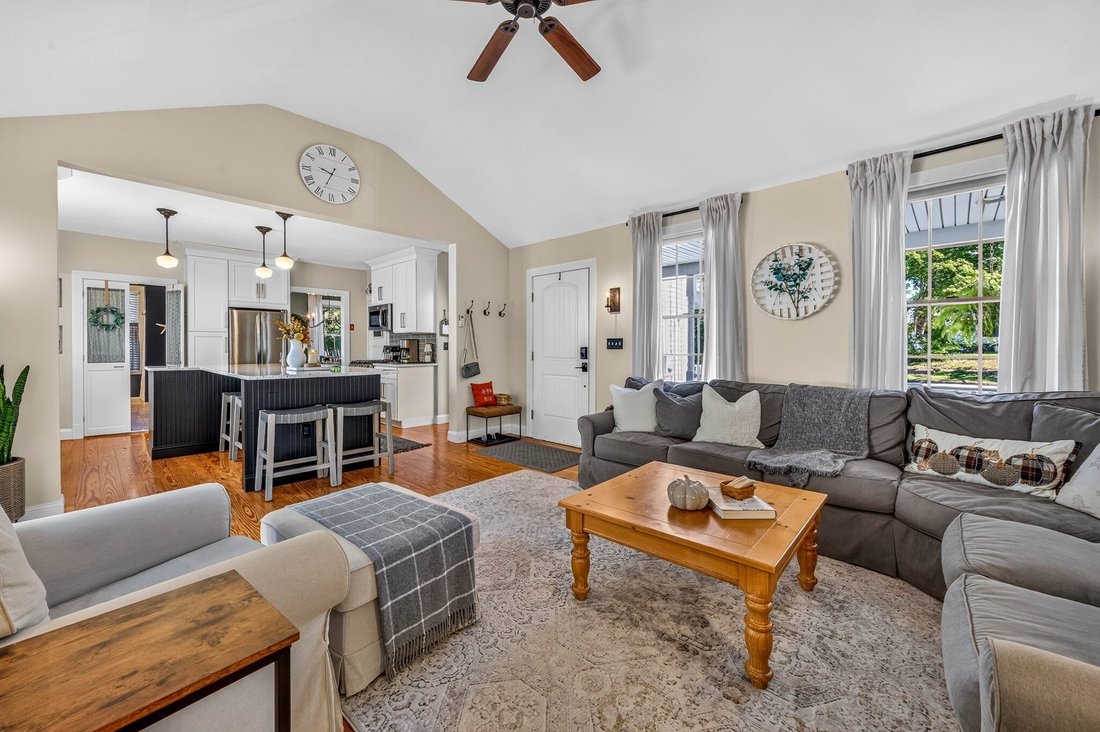 House in Attleboro, Massachusetts, United States 3 - 18875799