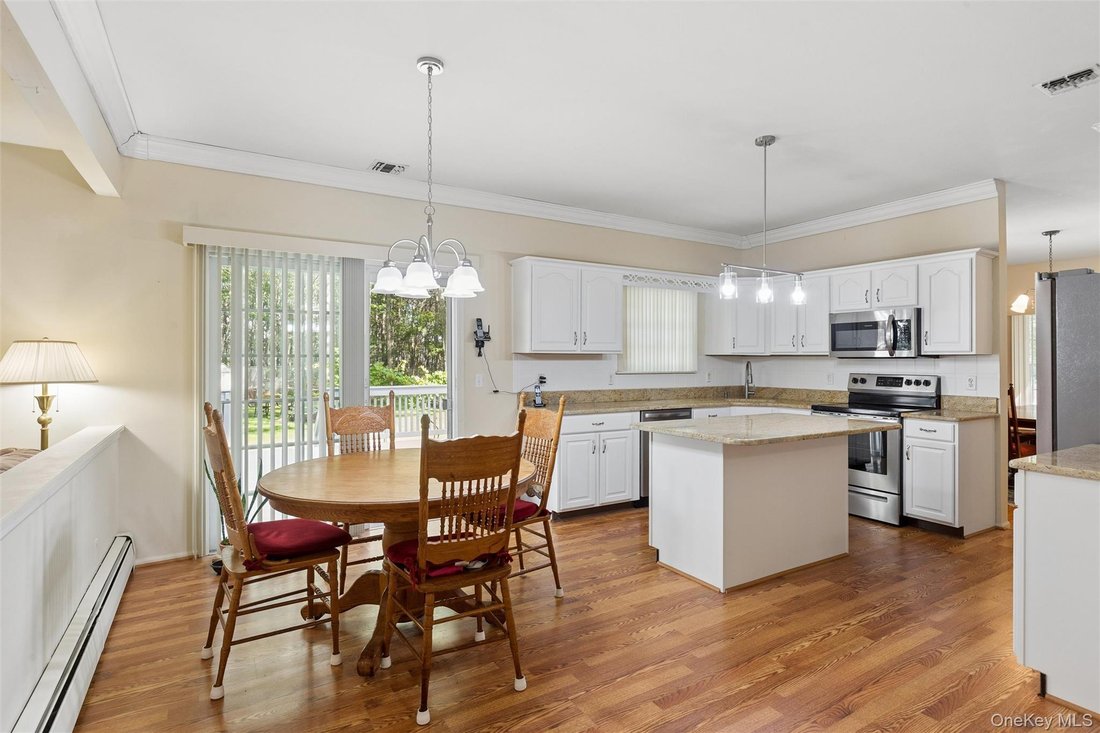 House in Manorville, New York, United States 5 - 18891142