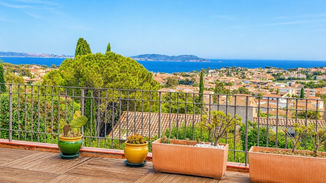 Villa in Carqueiranne, Provence-Alpes-Côte d'Azur, France 4 - 18882546
