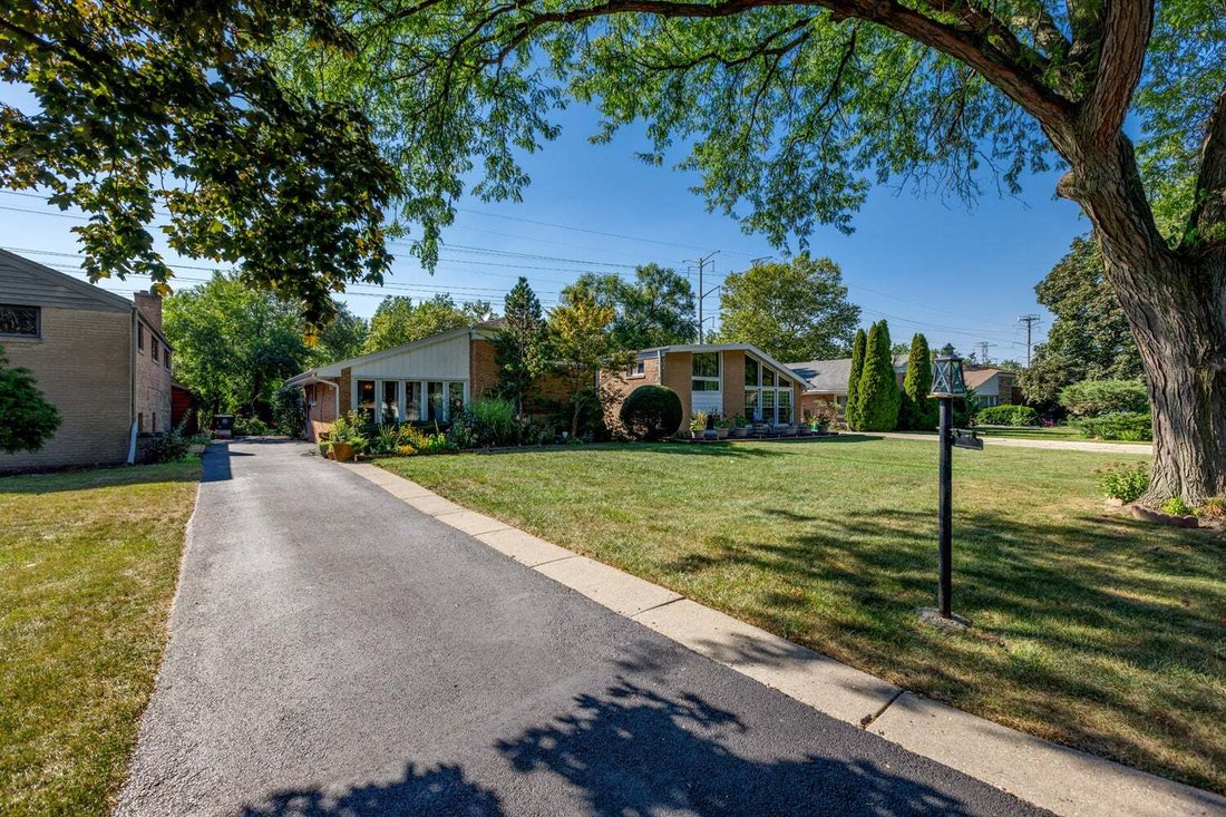 House in Lincolnwood, Illinois, United States 2 - 18889652
