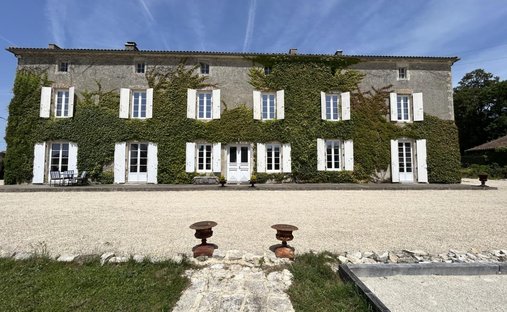 Schloss in Aigre, Neu-Aquitanien, Frankreich 1
