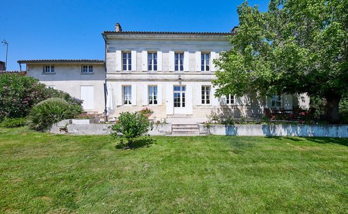 House in Saint-Denis-de-Pile, Nouvelle-Aquitaine, France 1