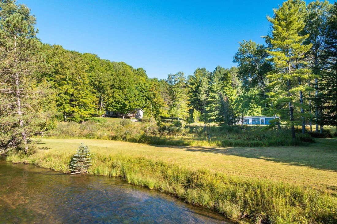 Casa en Interlochen, Míchigan, Estados Unidos 2 - 18890289