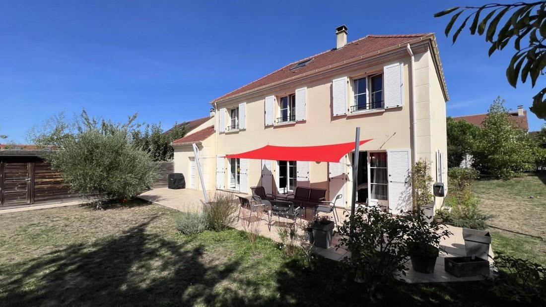 House in Les Clayes-sous-Bois, Ile-de-France, France 1 - 18882828
