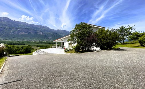 Haus in La Pierre, Auvergne-Rhone-Alpen, Frankreich 1