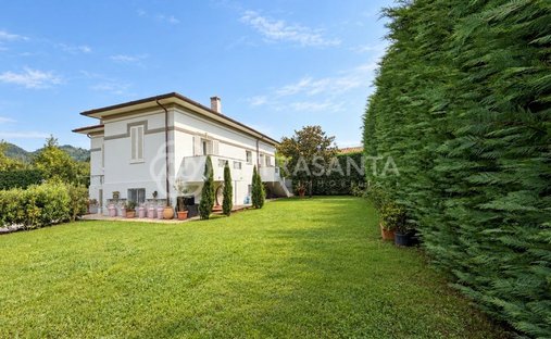 Villa in Pietrasanta, Tuscany, Italy 1