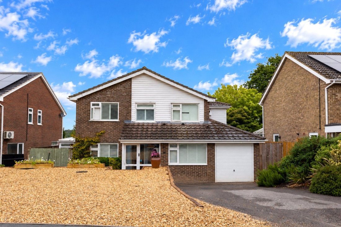 House in Liphook (Bramshott and Liphook), Liphook, England 1 - 16941633