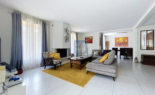 House in Le Mesnil-Saint-Denis, Ile-de-France, France 1