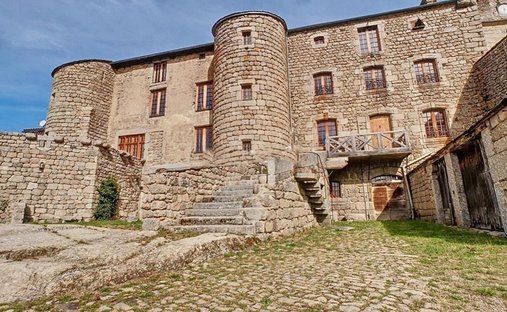 Château à Grandrieu, Occitanie, France 1