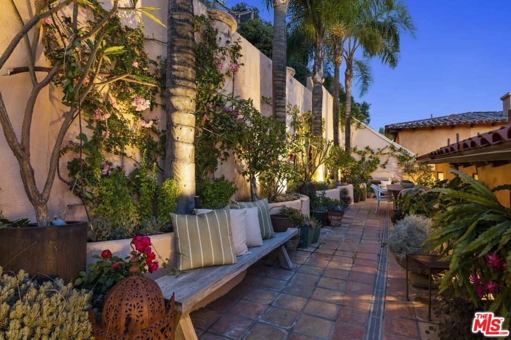 Los Angeles, California, United States 4 - 18889465
