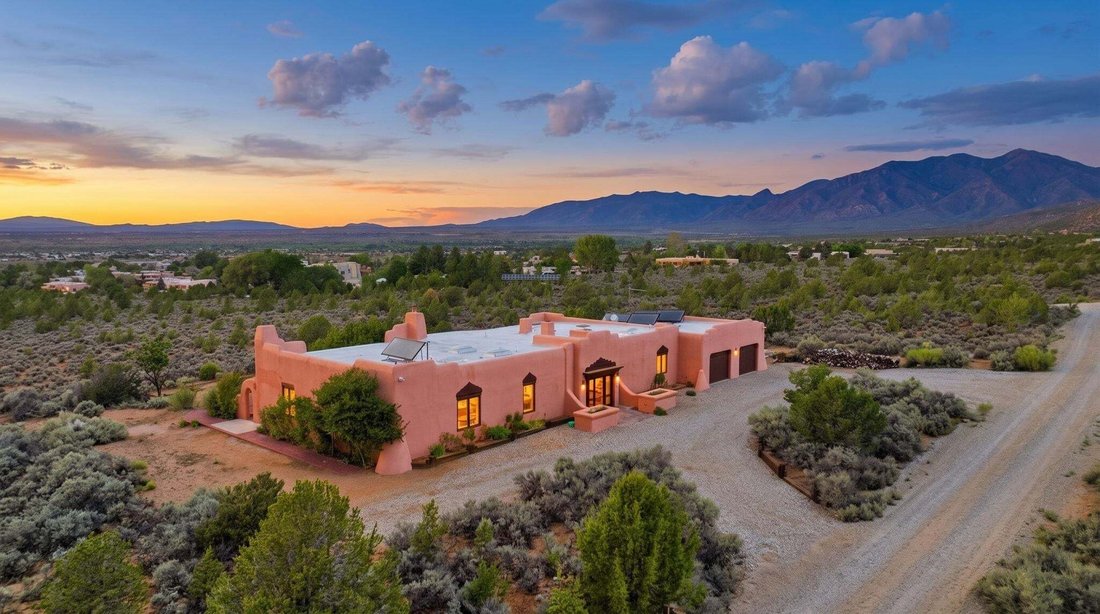 House in Taos, New Mexico, United States 1 - 18888608