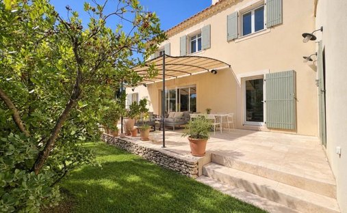 Casa en Paradou, Provenza-Alpes-Costa Azul, Francia 1