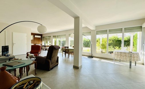 House in La Cadiere, Saint-Victoret, France 1