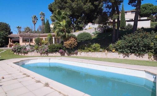 House in Saint-Mitre-les-Remparts, Provence-Alpes-Côte d'Azur, France 1