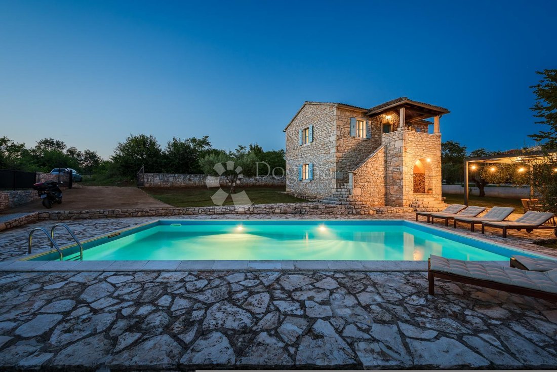 Casa en Sveti Lovrec Pazenaticki, Istria, Croacia 1 - 18891416