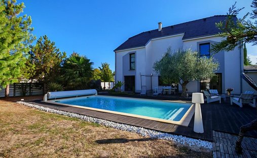 Villa a Saint-Julien-les-Villas, Grande Est, Francia 1