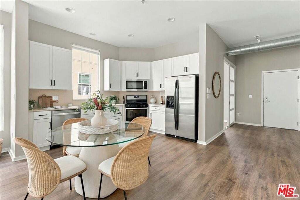 Condo in Los Angeles, California, United States 3 - 18517140