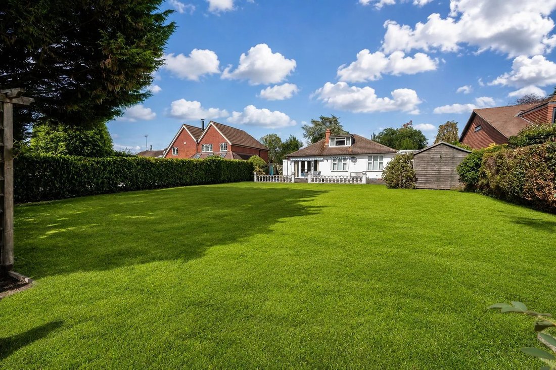 Bungalow in Great Bookham, England 4 - 18801031