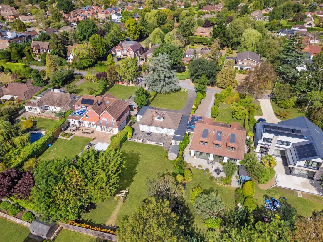 Bungalow in Great Bookham, England 2 - 18801031