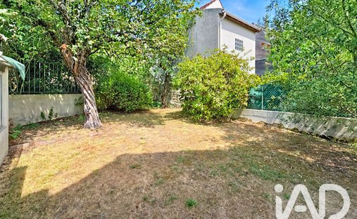 House in Plateau Ouest, Suresnes, France 1