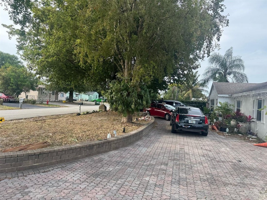 Palm Springs, Florida, United States 3 - 16662257