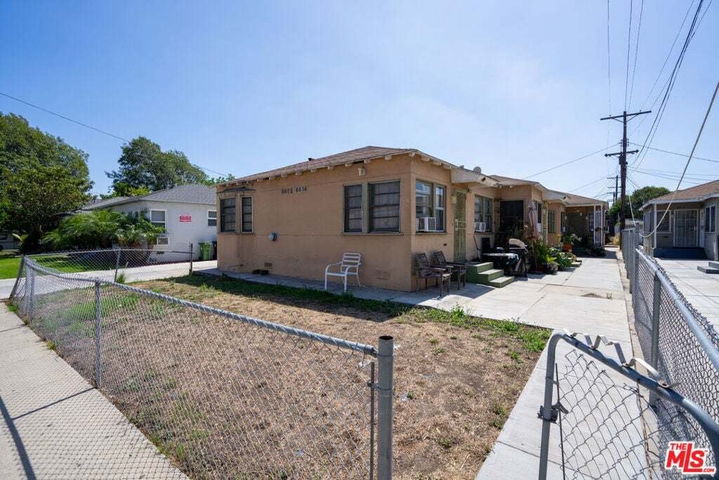 Los Angeles, California, United States 4 - 18899430