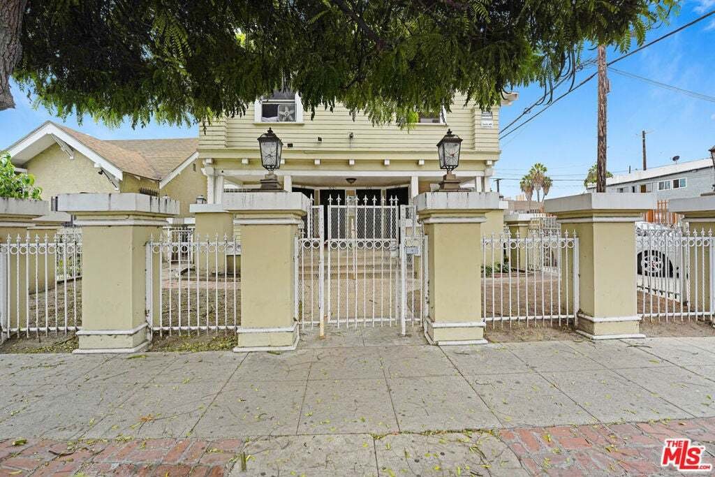 Los Angeles, California, United States 3 - 18899459