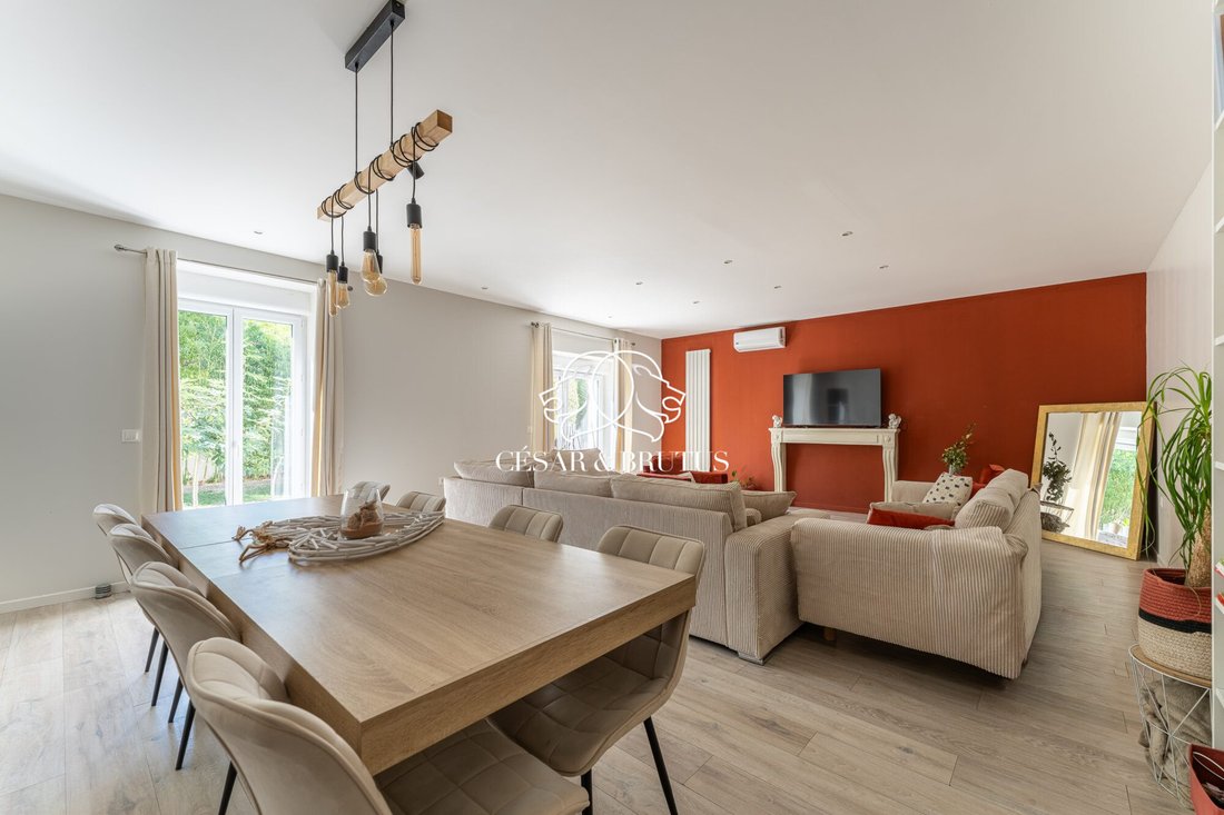 Villa in Decines-Charpieu, Auvergne-Rhone-Alpen, Frankreich 1 - 18902508