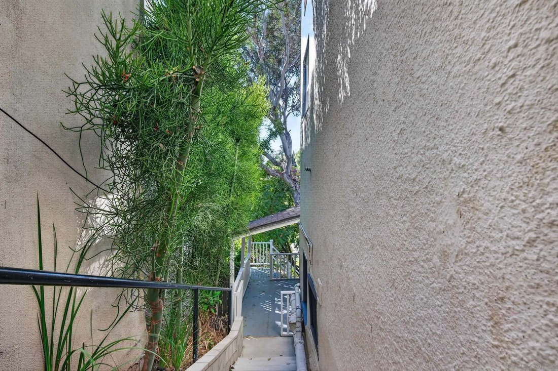 Los Angeles, California, United States 3 - 18899936