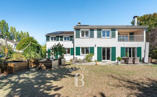 House in Sud, Le Mesnil-le-Roi, France 1