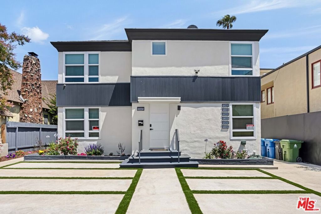 Los Angeles, California, United States 2 - 18899432