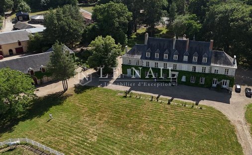 Château à Airvault, Nouvelle-Aquitaine, France 1