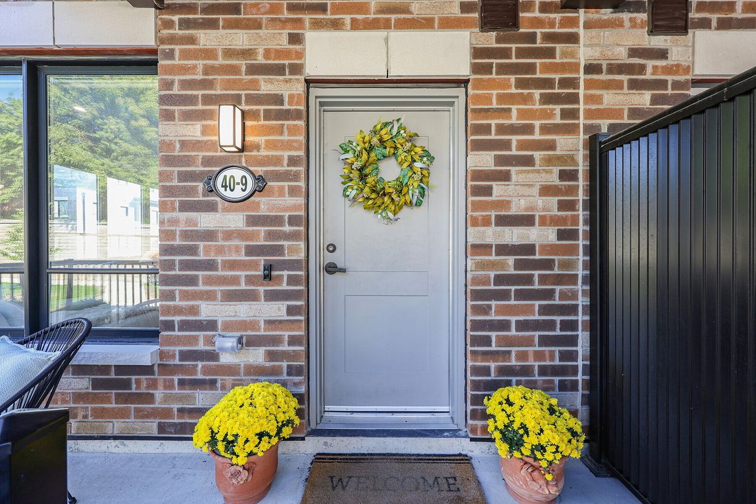 Condo in Bradford West Gwillimbury, Ontario, Canada 1 - 18902653
