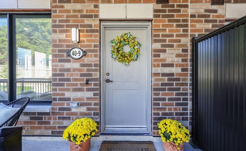 Condo in Bradford West Gwillimbury, Ontario, Canada 1