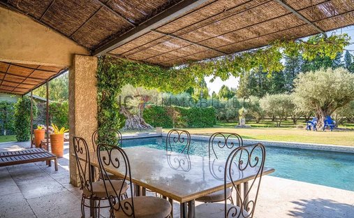 Country House in Saint-Rémy-de-Provence, Provence-Alpes-Côte d'Azur, France 1