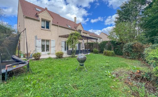House in Le Mesnil-Saint-Denis, Ile-de-France, France 1
