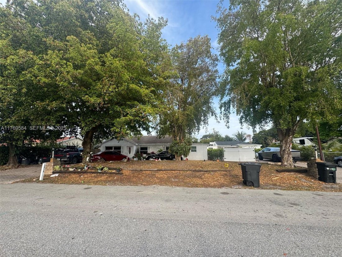 Palm Springs, Florida, United States 5 - 16662257