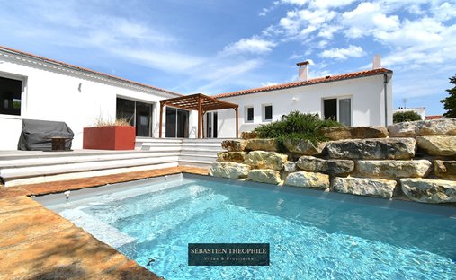 Villa in Arrondissement of Les Sables-d'Olonne, Pays de la Loire, France 1