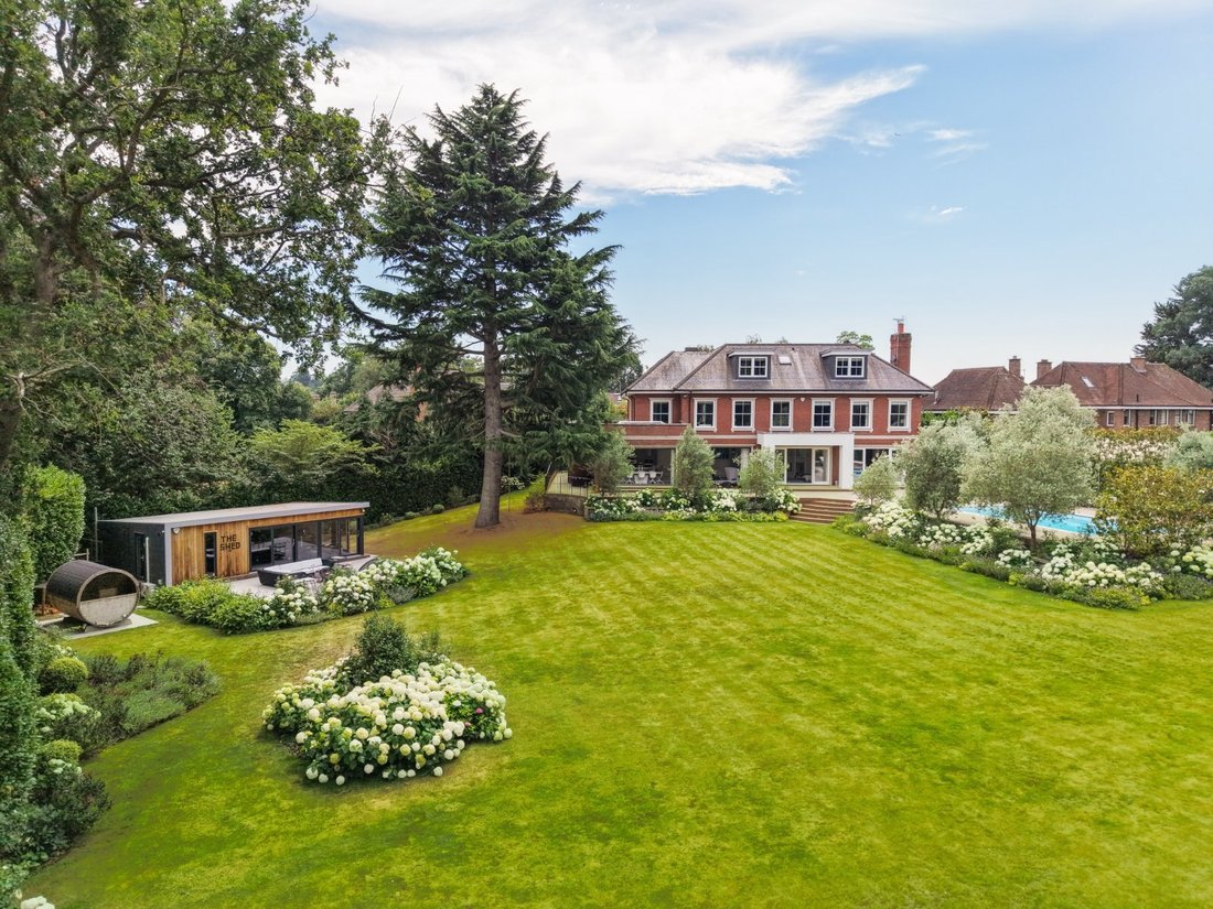 Casa in Esher, Elmbridge, Inghilterra 2 - 18900224