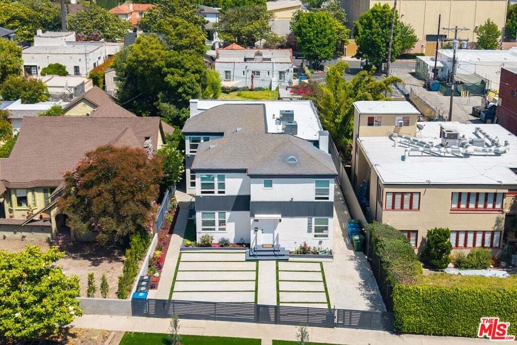 Los Angeles, California, United States 4 - 18899432