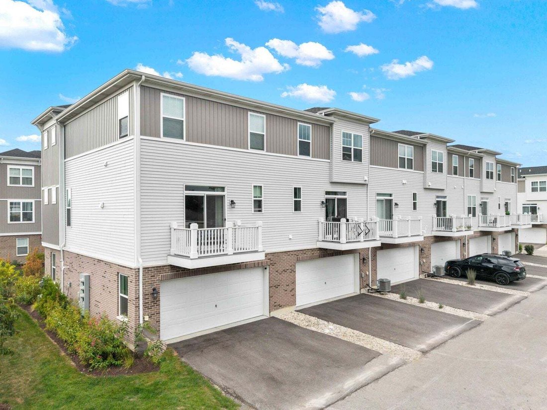 Townhouse in Des Plaines, Illinois, United States 1 - 18900479