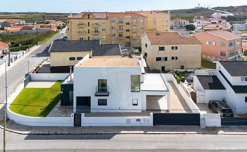 House in Silveira, Lisbon, Portugal 1