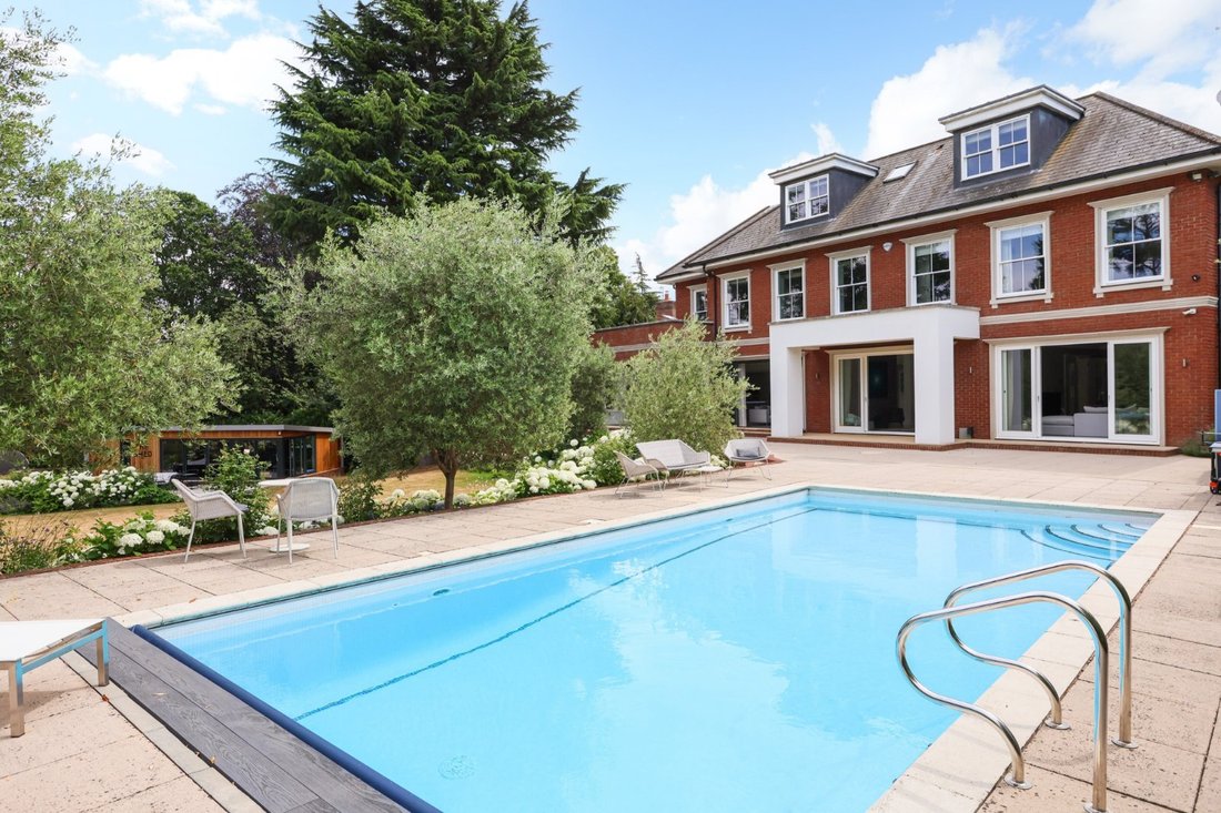 Casa in Esher, Elmbridge, Inghilterra 1 - 18900224