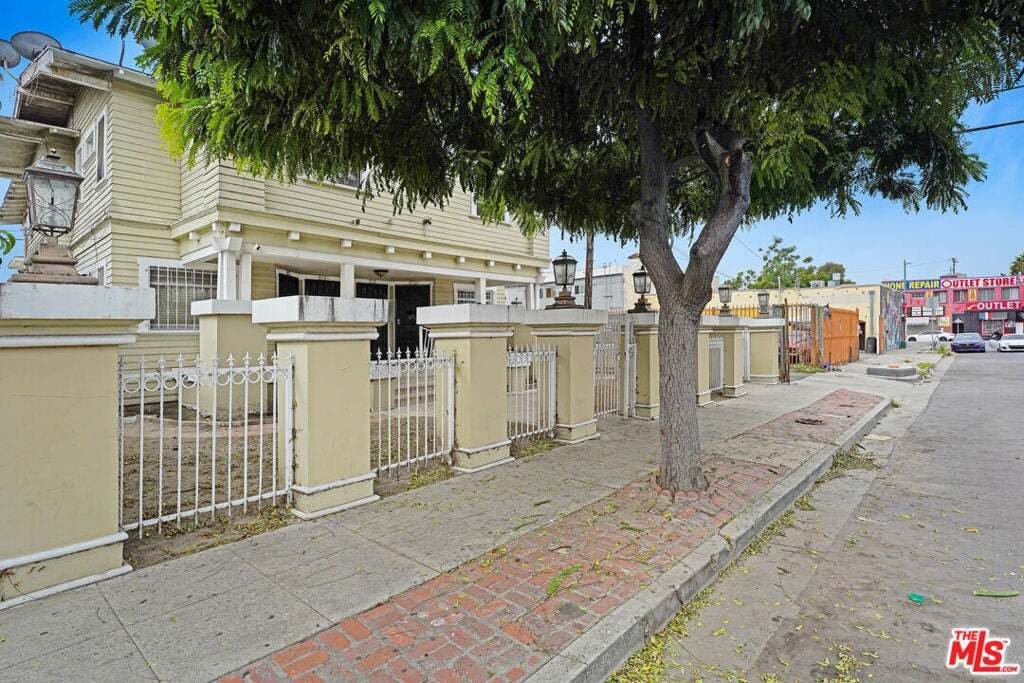 Los Angeles, California, United States 4 - 18899459