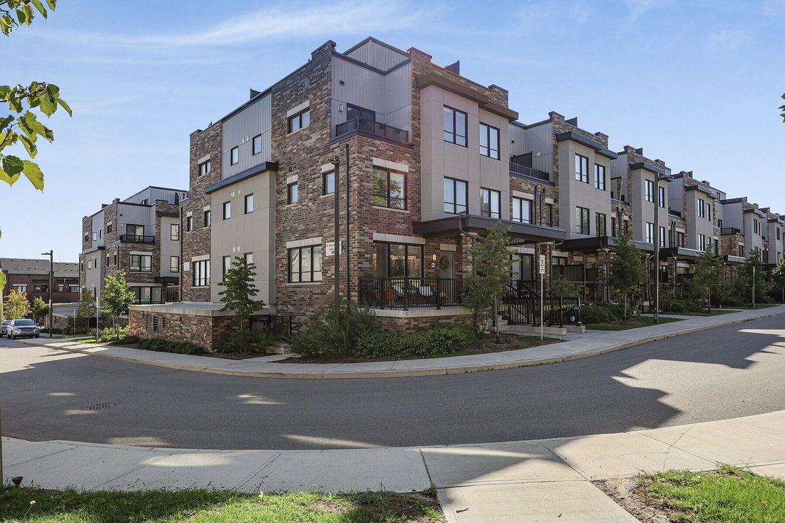 Condo in Bradford West Gwillimbury, Ontario, Canada 2 - 18902653